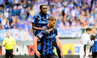 Richmond Tachie (l.) bejubelt den Siegtreffer von Marvin Pieringer. - IMAGO/PaetzelPress