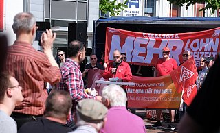 Tobias Hansch ist „in Bünde aufgewachsen und hier verwurzelt. Ebenso bei Imperial“. Der Betriebsratsvorsitzende sprach bei der Kundgebung am 1. Mai auf dem Tönnies-Wellensiekplatz zu knapp 200 Menschen. Fotos: Katharina Eisele - Katharina Eisele