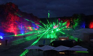 „Die Lasershow ist der Hammer, man taucht förmlich in eine andere Welt ein“, findet Höxters Bürgermeister Daniel Hartmann. - Michaela Bast