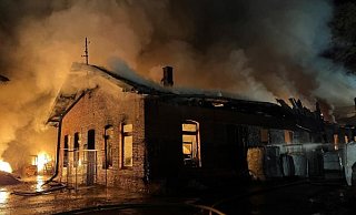 Bei dem Großbrand in Steinheim waren mehrere hundert Einsatzkräfte vot Ort. Foto: Christian Müller/dpa - Christian Müller