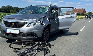 Ein Radfahrer ist in Marienfeld im Kreis Gütersloh von einem Auto angefahren worden. Dabei erlitt er schwere Verletzungen. - Thorsten Heß
