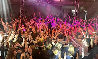 Die Stimmung kocht: Beim großen Abschlussball für alle Konfirmandinnen und Konfirmanden im Kirchenkreis Lübbecke, dem Konfiball in der Gabrielkirche in Nettelstedt, wurde im vergangenen Jahr kräftig gefeiert. - Benjamin Tinz