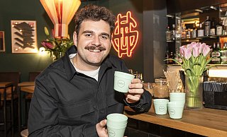 Jan Hunke betreibt „Capvin“ und „The Good Hood“ und verwendet Mehrwegbecher von „Recup“. Für Pizzen sei Mehrweg aus mehreren Gründen schwierig. - Joerg Dieckmann