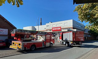Nach Angaben von Einsatzleiter Wolfgang Pollmeier wurden im Bereich der Kältetechnik und des Kesselhauses auf dem Firmengelände in Gütersloh erhöhte Ammoniakwerte festgestellt. - Christian Bröder