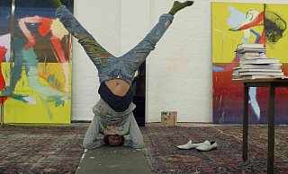 Steht kopf: Der Maler Daniel Richter (60) in seinem Hamburger Atelier. - Weltkino