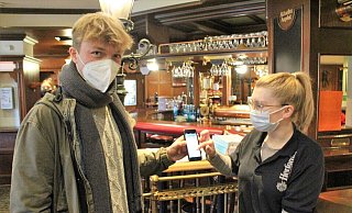 Servicekraft Alina Schmidt von der Knolle ist angehalten gründlich auf 3G zu kontrollieren, sagt sie. - Anastasia von Fugler