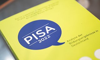 Laut der aktuell vorliegenden Ergebnisse der Pisa-Studie von 2022 sollen 15-Jährige an beteiligten deutschen Schulen so schlecht wie nie in Mathematik, Lesen und Naturwissenschaften abgeschnitten haben. - Christophe Gateau
