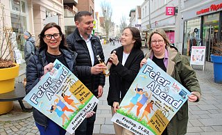 Kerstin Linnebrügger (v.l.), Christoph Lanvers, Laura Kemena und Kerstin Pürschel vom Handel Bünde stoßen jetzt schon einmal auf die größere Veranstaltung in diesem Jahr an. Foto: Anastasia von Fugler - Anastasia von Fugler