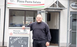 Can Reinsberger bereitet schon mittags alles vor für das Abendgeschäft im Mini-Restaurant. Doch ab 17 Uhr bleiben manche Gäste weg - aus einem besonderen Grund. - Andre Schneider