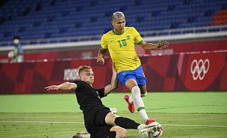 Amos Pieper grätscht im Spiel gegen Brasilien seinen Gegenspieler Richarlison ab. - picture alliance / DPPI media