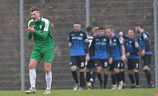 Janik Steringer ermutigt seine Teamkollegen nach dem 2:0 für Paderborn, weiter zu kämpfen, auch wenn die Aufgabe in einem Spiel mit weitgehendem Kräftegleichgewicht aussichtslos erschien. - Jens Dünhölter