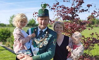 König Sebastian Freitag regiert nun in Asseln. Darüber freuen sich auch Ehefrau Daniela und die Kinder Nora (l.) und Romy. - Heimatschützenverein