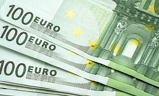 Der Tatverdächtige wollte laut Polizei mehrere 100-Euro-Scheine in Umlauf bringen. - Symbolfoto: Pixabay/jojooff
