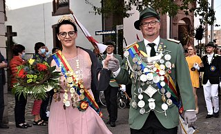 Das Königspaar Sandra Vogt (41) und Frank Wiesemann (46) steuert dem Höhepunkt der Regentschaft entgegen. Er ist Mitglied der Vierten Kompanie und seit 2018 bereits König der Gilde, sie übernahm 2020 die Insignien der Königin von Christine Timmermann. - Thomas Kube