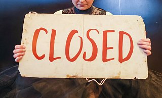 Auf dem Schild steht "closed" (zu Deutsch: "Geschlossen"). - Sarah Jonek Fotografie