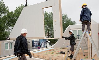 Mit dem Fertighaus sind die eigenen vier Wände schnell errichtet - der Innenausbau braucht dann aber etwas mehr Zeit. - Kai Remmers/picture alliance/dpa-tmn