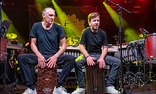 Die "Drum Twins" sind für ihre mitreißenden und humorvollen Auftritte bekannt und reißen auch beim Hoeker-Fest auf dem Alten Markt das Publikum mit. - Ralf Bittner