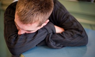 Fehlendes Selbstwertgefühl und Durst nach Lob führen bei Schülern zu unterschiedlichen Reaktionen. Die einen igeln sich ein, andere suchen Aufmerksamkeit. Beide benötigen Hilfe. - picture alliance / PYMCA/Photoshot