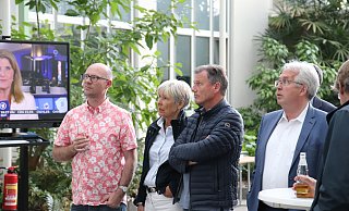 Im Herforder Kreishaus ist die Stimmung nach den ersten Hochrechnungen eher gedrückt. - Alina Rullkötter