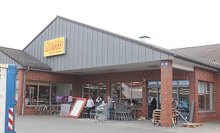 Der Netto-Markt an der Königstraße. Links daneben befindet sich die Filiale der Bäckerei Schmidt. - Dirk Windmöller