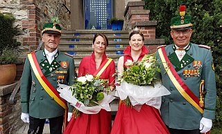 Schützenkönigin Nicole Paul (2. v. r.) freut sich mit der Zeremonienmeisterin Anne Voss (2. v. l.), Zeremonienmeister Michael Lohl (l.) und Kämper-Hauptmann Jürgen Lutter über den Besuch der von ihm geführten Zapfenstreich-Kompanie. - Birger Berbüsse