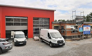 Fahrzeughalle und Sozialtrakt: Die Wagen der Handwerker stehen noch vor dem neuen Feuerwehrgerätehaus in Bonenburg an Ikenhauser Straße. - Dieter Scholz