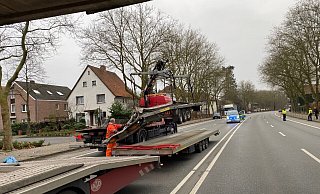 Nachdem der beschädigte Anhänger geborgen und verladen wurde, hat die Polizei die B61 in Gütersloh gegen 10 Uhr wieder freigegeben. - Christian Bröder
