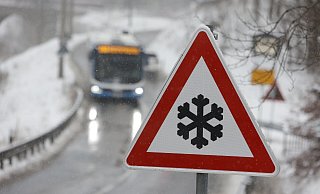 Achtung Glätte: Der plötzliche Wintereinbruch sorgt für glatte Straßen. - picture alliance/dpa