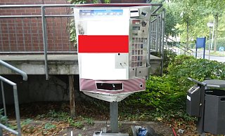 Der Zigarettenautomat wurde erheblich beschädigt. - Polizei Minden-Lübbecke