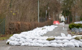 Ein Sandsackdeich schützt den Bereich der Sertürnerschule in Schloß Neuhaus. - Niklas Tüns