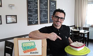 Pizzeriabetreiber Georgio Serrone setzt zur Zeit noch auf eigene Behälter, die er gegen Pfand an seine Gäste herausgibt. - Anastasia von Fugler