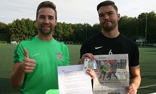 Dornbergs Kassenwart Lukas Meiß (l.) und das „Montagsopfer“ Charley Achtereekte präsentieren den Strafenkatalog des TuS. Die fälligen 20 Euro für das aktuelle Bild sind schon bezahlt. - Nicole Bentrup