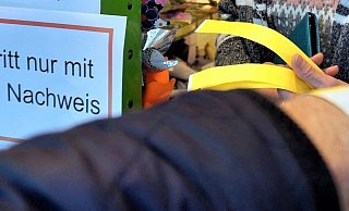 Das gelbe Band zeigt an, dass dieser Kunde die 2G-Regel erfüllt. - Michael Grundmeier