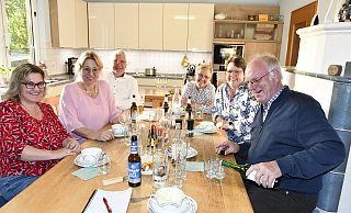 Verstehen sich schon vor dem Wacholder gut: Miriam O., Silke Springesguth, Markus Bastian, Ute Esken, Ariane Bastian und Dietmar. - Marcus Tschackert