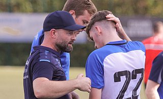 Fußball-Landesliga: FC Bad Oeynhausen - SC RW Maaslingen 1:2 / Co-Trainer Can Eyisabuncular (l.), Julius Laurens Eitz (Nr. 22) - Ingo Büchel