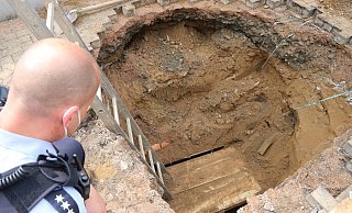 In rund drei Meter Tiefe verläuft der Tunnel, den Unbekannte zur Volksbank gegraben haben. - Ekkehard Wind
