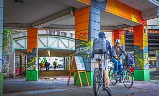 Fast-Zusammenstöße zwischen zwei Radfahrern. An der Elsa-Brändström-Straße sind Rad- und Fahrradweg zu klein für so viel Verkehr. - Sarah Jonek