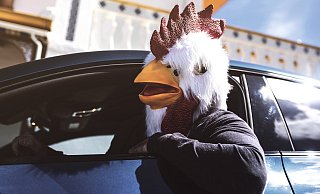 Beim Autofahren sind Kostüme keine gute Wahl. - TÜV