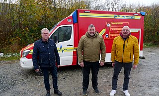 Auch dieser Rettungswagen aus dem Kreis Herford geht auf die Reise Richtung Ukraine. Darüber freuen sich (v. l.) Heinrich Heinrichs, Martin Steffens und Johannes Grothoff. Der Wagen ist inzwischen volkgepackt mit Hilfsgüterm aller Art. - Ralph Meyer