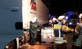 Einsatzkräfte der Warburger Feuerwehr fangen auslaufenden Diesel auf und streuen die Fahrbahn ab. - Feuerwehr Warburg