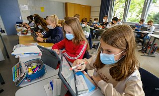 Laut Schulministerium sollen Schüler ab 2. November zumindest am Platz im Klassenraum die Masken wieder absetzen dürfen. - Foto: Andreas Zobe/NW