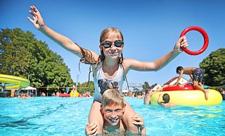 Lis und Jorifa sind große Fans vom Freibad Dornberg. - Sarah Jonek