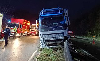 Die Leitplanke hat zwar gehalten, sie wurde trotzdem stark beschädigt, so dass auch die Gegenfahrbahn teilweise gesperrt werden musste. - Claus Frickemeier