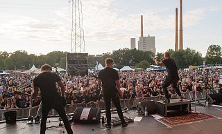 2022 lockte „Festivalkult“ wieder Tausende vor die Bühnen am Kraftwerk Veltheim. Hier rocken „Drei Meter Feldweg“. Foto: Ralf Bittner - Ralf Bittner