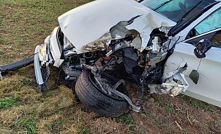 Der Mercedes schleudert nach dem Zusammenstoß auf der Kreisstraße 48 bei Beverungen aufs Feld und wurde schwer beschädigt. - Torsten Wegener