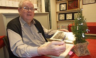 Jürgen Tönsmann blättert in seinem Erinnerungs-Fotoalbum und erinnert sich an das Weihnachtsfest, das er vor genau 60 Jahren an der marokkanisch-algerischen Grenze gefeiert hatte. Ob der Weihnachtsbaum wohl so ähnlich ausgeshen hat, wie der, der auf dem Tisch steht? - Karsten Schulz