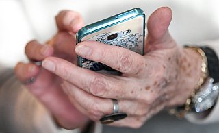 Viele Seniorinnen und Senioren aus Löhne nutzen das Internet schon jetzt, am liebsten per Smartphone. Manche fühlen sich aber auch unsicher. - (c) dpa-Zentralbild