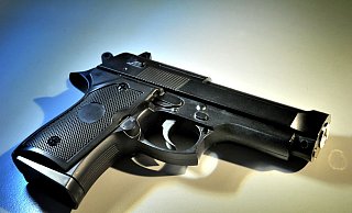 Weil ein Schüler eine scheinbar echte Pistole mit in eine Paderborner Schule gebracht hatte, gab es am Montag einen umfangreichen Polizeieinsatz. (Symbolfoto) - Andreas Frücht