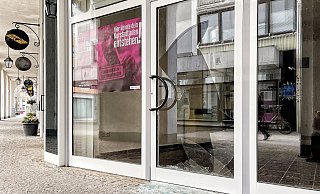 Früher wurde in diesem Geschäft Wein verkauft. Es hat einen direkten Zugang zum Hotel Königshof. Der blieb den Einbrechern versperrt, sie konnten nur die vordere Verglasung zerstören. - Heidi Froreich