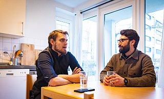 Die Studenten Sven Maaßen (l.) und Pascal Cascillo sitzen in ihrer WG-Küche. Beide teilen sich eine Zweier-WG in einer Wohnanlage des Bielefelder Studierendenwerks. - Mike-Dennis MŸller / www.mdm.photo